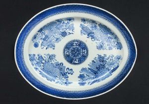 <b>Travessa oval</b> em porcelana Companhia das Índias decorada em azul índigo "underglaze" sobre fundo branco com flores e arabescos no padrão Fitzhugh, feito de encomenda para o mercado norte americano. Período Jiaqing. Med. 36 x 28,5 cm
