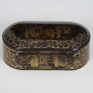 <b>Caixa</b> chinesa em charão apresentando fundo negro e decoração a ouro com personagens em cenas cotidianas e arranjos floridos. Interior em "rouge de fer". Excelente estado. Alt. 7 cm; Compr. 18,5 cm