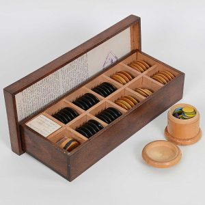 Antiga <b>caixa</b> em madeira retangular com interior contendo jogo recreativo. Med. 7 x 31 x 12,5 cm