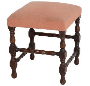<b>Mocho</b> colonial luso brasileiro do séc. XIX com pés e traves em segmentos torneados. Assento em camurça na cor caramelo. Assento com algumas manchas do tempo. Med. 44 x 38 x 38 cm