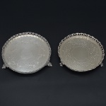 Conjunto de <b>duas pequenas salvas</b> em prata, de feitio circular. Fundos gravados com elementos vegetais e abas vazadas com flores. Apresentam marcas. Diâm. 15 e 14,5 cm. Peso 400 gramas.