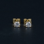 <b>Par de brincos</b> em ouro 18k, estilo Cartier "solitário", com brilhantes de 40 pts. cada. Peso 2 gramas.