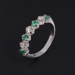 <b>Meia aliança</b> em ouro branco 18k, cravejada com brilhantes e esmeraldas. Peso 3 gramas.