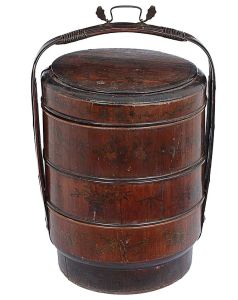 Grande e antigo <b>marmiteiro</b> chinês em madeira, de forma redonda com três compartimentos apresentando policromia com flores, frutos e objetos. Alça em bambu arqueado com pega metálica. Séc. XIX. Alt. 66 cm