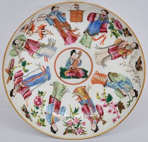 <b>João Maria Ferreira do Amaral </b>(Capitão de mar e guerra, do conselho de sua majestade, governador de Macau de 1846 a 1849, comendador da Ordem de São Bento de Avis) - <b>Covilhete</b> circular em porcelana Companhia das Índias pertencente ao serviço do referido nobre. Decoração em policromia com figuras de damas com requintadas vestes intercaladas por flores e borboletas e apresentando brasão de armas na parte superior. Circa 1847. Fio de cabelo de 2 cm na borda. Diâm. 14 cm