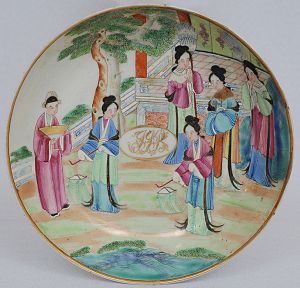 <b>Barão de Soubará </b>(José Joaquim Barreto) - <b>Covilhete</b> circular em porcelana Companhia das Índias, decorado em policromia com figuras de gueixas em cena de terraço. Ao centro monograma a ouro. Séc. XIX. Pequeno restauro na borda. Referências bibliográficas à pág. 153 do livro "Louça da Aristocracia no Brasil", por Jenny Dreyfus. Diâm. 14,5 cm