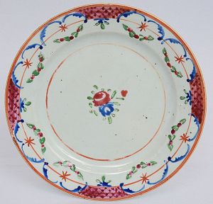 <b>Primeiro Barão de Alegrete </b>(João José de Araújo Gomes) - <b>Prato</b> circular em porcelana Companhia das Índias pertencente ao serviço de jantar do referido nobre. Decoração nos esmaltes da Família Rosa com flores e arabescos sobre fundo branco. Séc. XIX. Referências bibliográficas à pág. 109 do livro "Louça da Aristocracia no Brasil", por Jenny Dreyfus. Diâm. 22,5 cm
