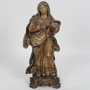 Imagem de <b>Nossa Senhora</b> brasileira em madeira. A santa encontra-se de pé com os braços projetados para frente e possui veste e manto em pregueados de várias direções com vestígio de pátina e ouro. Olhos em contas e pedestal entalhados. Séc. XVIII. Alt. 40 cm