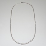 <B>Colar de ouro branco </B>18k, com 5 diamantes lapidação Brasil, com peso aproximado de 16,77 gramas de ouro e 2,20 quilates de diamantes.
