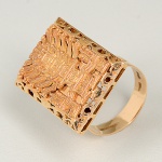 <B>Anel</B> em ouro 18k, "design" com figuras incas e peso de 14,25 gramas.