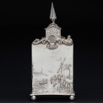 <b>Caixa de chá </b>em prata europeia provavelmente alemã, decorada com paisagem seiscentista e arabescos vegetais. Localização ilegível e data de 1574. Apresenta marca de prateiro. Pequenas perdas nas extremidades superiores. Alt. 18,5 cm. Peso 180 gramas.