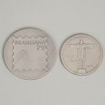 Lote constando de: a) <b>Medalha</b> concedida por ocasião do XVIII Congresso Postal Universal, ocorrido em 1979 no Rio de Janeiro. Em um dos lados o monumento do Cristo Rendendo. Fabricada em prata 900. Set/Out 1979; b) <b>Medalha</b> Cristo Redentor, em prata 900, comemorativa da brasiliana, 1979, tiragem limitada, borda gravada. Peso total 93 gramas.