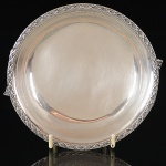 Pequeno <b>covilhete</b> circular em prata brasileira 900 ml de fundo liso e borda em filete estilizado. Perdas nas alças laterais. Diâm. 14,5 cm. Peso 170 gramas.