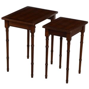 <b>Conjunto de 2 antigas mesas ninho</b> no estilo inglês, construídas em mogno, com pernas torneadas e "marqueterie" losangular. Med. da maior 47 x 42 x 30 cm