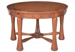 <B>Mesa de jogo</b> circular em madeira nobre, com tampo reversivel em feltro verde . Cinco robustas pernas torneadas e compartimentos para apoio de copos e fichas . Diam