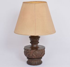 <b>"Abatjour" </b>com base em madeira entalhada com folhas e haste com friso perolado e acantos. Cúpula bege. Alt. 40 cm