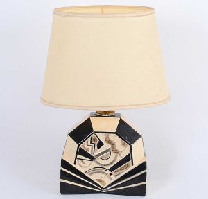 <b>"Abatjour" </b>francês, estilo e época Art Déco, em faiança policromada, em tonalidades de bege, preto com decoração geometrizada realçada a ouro. Cúpula na cor bege. Ass. no verso C. H. Francia. Alt. 32 cm