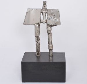 <b>NICOLAS VLAVIANOS</b> - Sem título. Escultura em metal polido sobre base de madeira ebanizada. Alt. 42,5 cm; Alt. com a base 60 cm