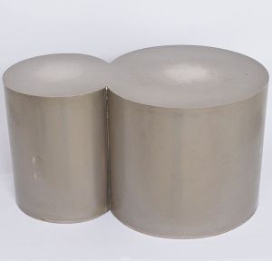 <b>Mesa baixa de apoio</b> em forma de "8", de concepção modernista, em aço polido. Med. 36 x 66 x 42 cm
