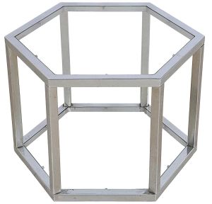 <b>Mesa de apoio</b> com estrutura em metal prateado, de forma hexagonal, apresentando tampo superior e inferior em vidro. Década de 60. Med. 50 x 72 x 63 cm