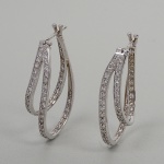 <B>Par de brincos</B>  tipo argola e pingente com diamantes montados em ouro branco 18k com cento e dois diamantes "full brilliant cut". Peso aproximado total dos diamantes 2,50 quilates. Peso do par de brincos 8,40 gramas.