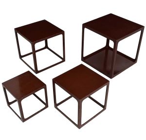 Antigo conjunto de <b>quatro mesas de embutir</b>, de forma quadrada, em madeira laqueada na tonalidade marrom. Apresentam algumas lasquinhas. Med. da maior 51 x 51 x 51 cm
