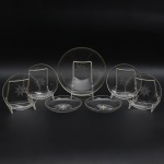 Antigo <b>conjunto de "bowl" e 24 taças </b>para diversos usos em cristal provavelmente francês decorado com "satiné" de motivo estrelar. Diâm. do "bowl" 21 cm; Diâm. das taças 15 cm