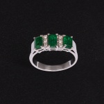 <b>Anel</b> em ouro branco 18k, com "baguettes" de esmeraldas com brilhantes. Peso 5,7 gramas.