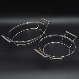 <b>Conjunto de dois pirex </b>sendo um oval e um circular com suportes em Christofle decorado com frisos. Marca da orfèvrerie nos suportes. Compr. 43 cm; Diâm. 35 cm