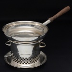 Grande <b>frigideira "réchaud" com alça</b> em madeira destacável e base decorada em trevos vazados. Manufatura St. James. Compr. 55 cm