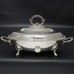 <b>"Réchaud" com tampa</b> em metal espessurado a prata, inglês, apresentando feitio oval e decoração perolada. Pés em garras. Apresenta contrastes. Alt. 18 cm; Compr. 32 cm