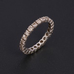 <B>Aliança </B>de diamantes montados em platina, com vinte e quatro pedras e peso total aproximado de 1,44 quilates. Peso do anel 2,64 gramas.