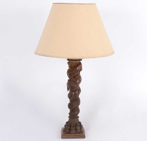 <b>"Abatjour" </b>em madeira em forma de coluna torneada e entalhada com folhas de parreira. Base com folhas de acanto. Cúpula na cor bege. Séc. XIX. Alt. 50 cm