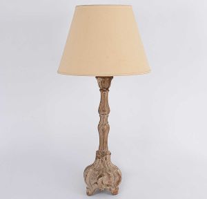 Antigo <b>"abatjour"</b> em madeira patinada com base em forma de bulbo e haste com frisos e relevos. Cúpula bege. Alt. 65 cm