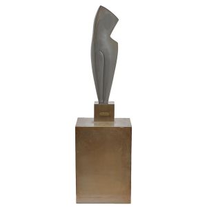 <b>MARIANNE SCHNEIERSON</b><br>Sem título<br>Escultura em resina<br>Assinada<br>Alt. 61 cm