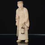 Antiga <b>figura de ancião</b> chinesa em marfim com lanterna e cajado. Mínimo bicadinho no cajado e mínima perda na sandália. Selo vermelho. Alt. 18 cm