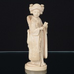 Antiga <b>figura de gueixa</b> chinesa entalhada em marfim. Assinada. Alt. 20 cm
