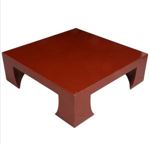 Antiga <b>mesa</b> chinesa de centro de feitio retangular coberta por laca vermelha. Med. 38 x 120 x 120 cm