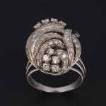 <B>Anel de diamantes</B>, montados em platina, com quarenta e sete diamantes "full brilliant cut" com peso total aproximado de 1,10 quilates. Peso da peça 8,03 gramas.