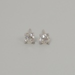 <B>Par de brincos</B> solitários de diamantes lapidação Brasil, com dois diamantes redondos com peso aproximado de 0,90 quilates, montados em platina. Peso total dos brincos 1,87 gramas.