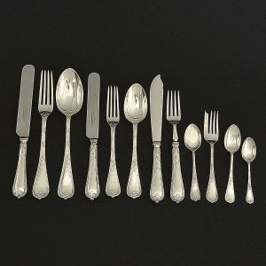 Antigo <b>faqueiro</b> inglês em metal espessurado à prata ELKINGTON & Co. Decoração em filetados e delicados detalhes em acantos. Contraste do fabricante nas peças. Constando de 24 garfos de mesa, 12 facas de mesa, 12 colheres de sopa, 12 garfos de sobremesa, 12 facas de sobremesa, 12 colheres de sobremesa, 12 garfos p/ peixe, 12 facas p/ peixe, 12 colheres de chá, 12 colheres de café, 12 pequenas conchas p/ caldo, 12 garfos p/ frutos do mar, 12 pinças p/ aspargos, 12 colheres p/ sorvete, 12 descansos p/ talheres e 36 peças de servir. Total de 228 peças.