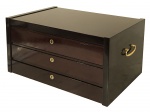 <b>Caixa para faqueiro </b>construída em mogno lustrado. Apresenta três gravetas e alças laterais metálicas. Med. 31 x 61 x 36,5 cm