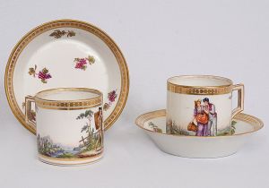 <b>Par de "tasse litron" </b>em porcelana pasta dura europeia decorada em policromia com personagens e paisagens campestres. Realces e filetes a ouro. Marca da manufatura no verso. Séc. XVIII / XIX. Alt. da xícara 6,5 cm; Diâm. do pires 13 cm