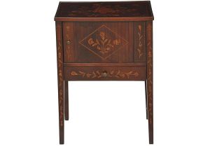 <B>Mesa de cabeceira</b> francesa construída em madeiras nobres europeias. Decorada com "marqueterie" em alegoria de flores, borboletas e instrumentos musicais. Nicho com porta em esteirinha deslizante e gaveta na parte inferior. Pernas retilíneas acetadas. Séc. XIX. Med. 66 x47 x 31 cm