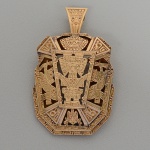 <B>"Pendentif"</B>  e broche em ouro 18k, com motivos incas. Peso 23,11 gramas.