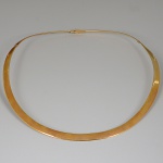 <B>Gargantilha</B> em ouro 18k, com parte rígida e abertura lateral. Peso 43,76 gramas.