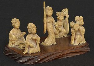 Antigo <b>grupo de 5 pequenas esculturas</b> em marfim representando musicistas. Duas delas com seus instrumentos faltando partes. Base em madeira. Alt. da maior 9 cm