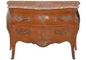 <b>Cômoda </b>francesa no estilo Louis XV construída em madeiras nobres europeias. Caixa retangular "bombée" decorada em "marqueterie" geometrizada com dois gavetões e pernas levemente recurvadas. Puxadores e ferragens de época. Tampo em mármore rosado rajado. Séc. XIX. Med. 87 x 108 x 46 cm
