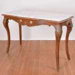 <b>Console</b> francês do séc. XIX no estilo Louis XV. Tampo em mármore Carrara sobre estrutura em carvalho levemente movimentada, apresentando adornos em bronze e placas em porcelana decoradas com cenas românticas. Med. 82 x 126 x 56 cm