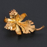 <B>Broche</B> em formato de flor de lis, em ouro 18k, pesando 6,30 gramas.